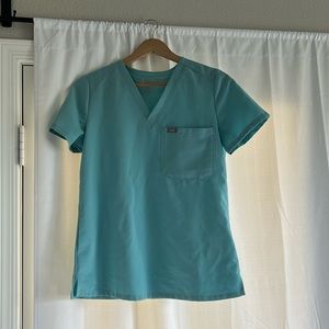 Figs xs scrub top